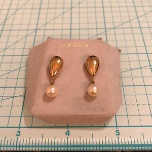 14kt yellow gold and pearl earrings ☀️